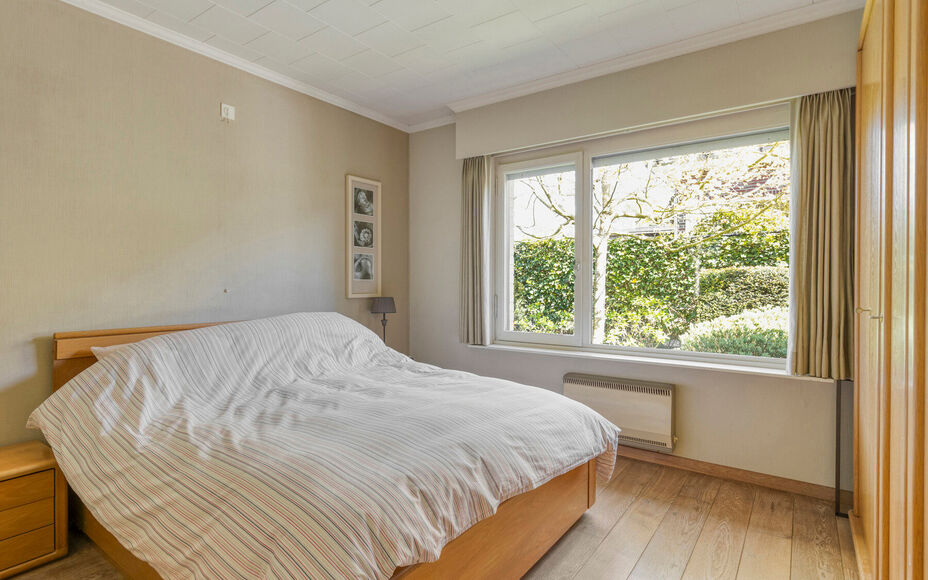 Leemans Immobiliën vous présente ce charmant bungalow, prêt à emménager, idéalement situé dans le quartier recherché d'Asse. Grâce à son emplacement privilégié, les grands axes routiers, les écoles, les installations sportives, les transports