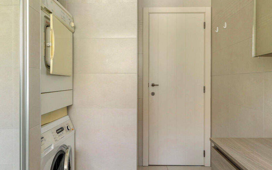 Leemans Immobiliën vous présente ce charmant bungalow, prêt à emménager, idéalement situé dans le quartier recherché d'Asse. Grâce à son emplacement privilégié, les grands axes routiers, les écoles, les installations sportives, les transports