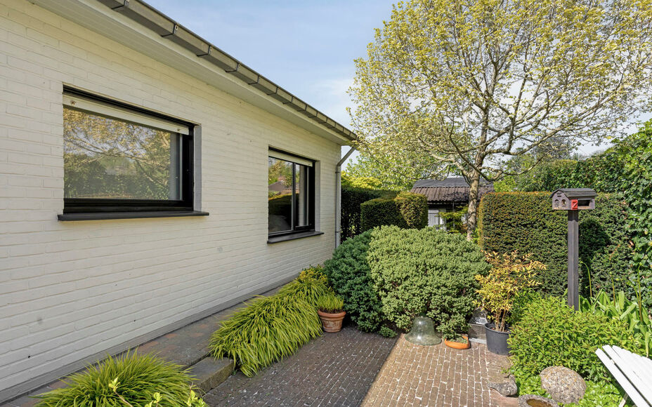 Leemans Immobiliën vous présente ce charmant bungalow, prêt à emménager, idéalement situé dans le quartier recherché d'Asse. Grâce à son emplacement privilégié, les grands axes routiers, les écoles, les installations sportives, les transports
