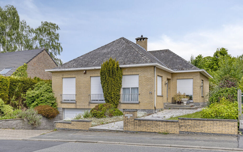 Leemans Immobiliën vous présente cette charmante maison, située dans un quartier calme mais extrêmement central à Dilbeek. Commerces, transports en commun, infrastructures sportives et grands axes routiers sont facilement accessibles : idéal pour ce
