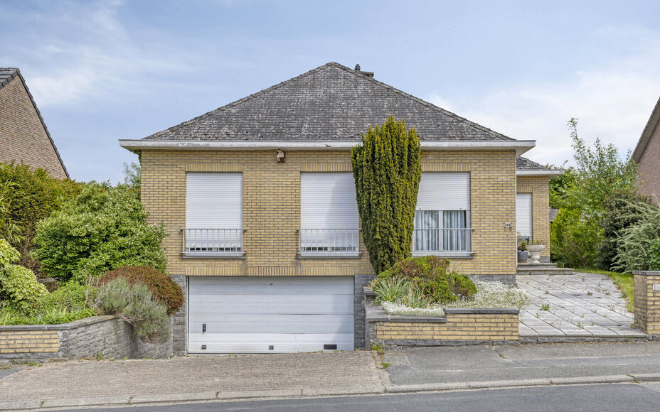 Leemans Immobiliën vous présente cette charmante maison, située dans un quartier calme mais extrêmement central à Dilbeek. Commerces, transports en commun, infrastructures sportives et grands axes routiers sont facilement accessibles : idéal pour ce