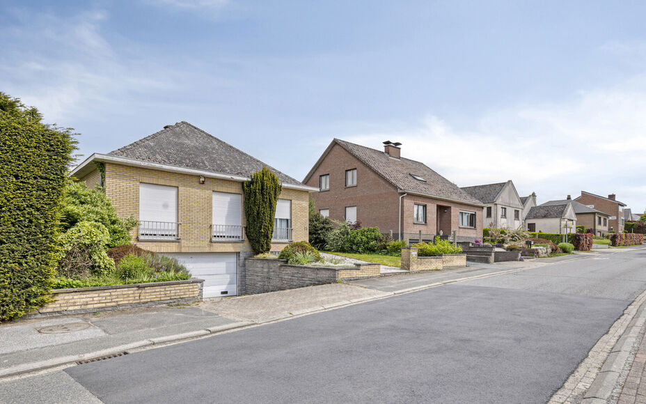 Leemans Immobiliën vous présente cette charmante maison, située dans un quartier calme mais extrêmement central à Dilbeek. Commerces, transports en commun, infrastructures sportives et grands axes routiers sont facilement accessibles : idéal pour ce