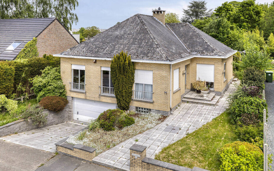 Leemans Immobiliën vous présente cette charmante maison, située dans un quartier calme mais extrêmement central à Dilbeek. Commerces, transports en commun, infrastructures sportives et grands axes routiers sont facilement accessibles : idéal pour ce
