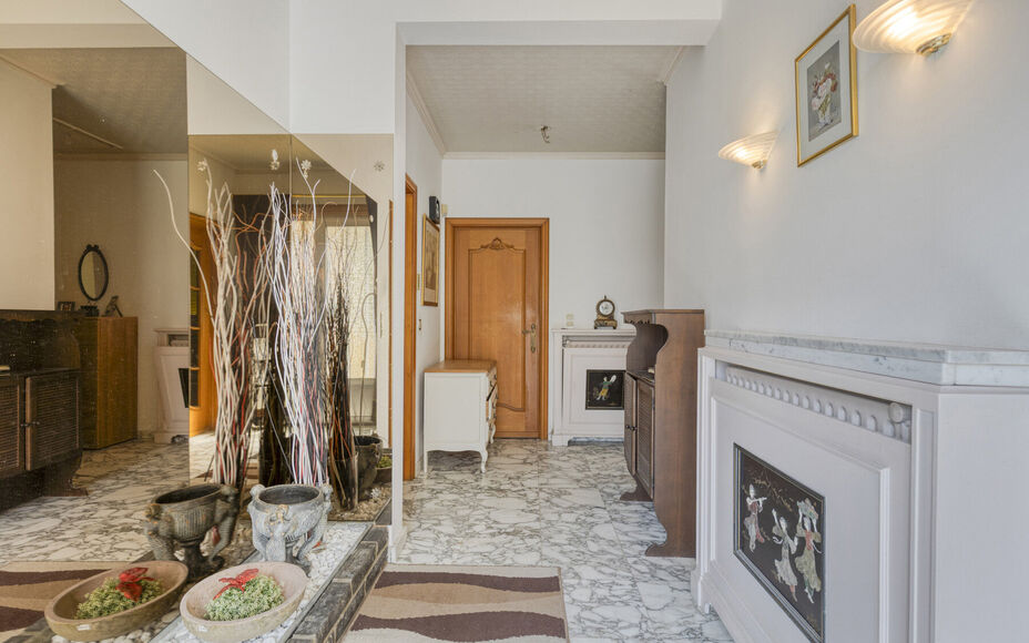Leemans Immobiliën vous présente cette charmante maison, située dans un quartier calme mais extrêmement central à Dilbeek. Commerces, transports en commun, infrastructures sportives et grands axes routiers sont facilement accessibles : idéal pour ce
