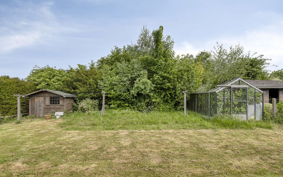Leemans Immobiliën vous présente cette charmante maison, située dans un quartier calme mais extrêmement central à Dilbeek. Commerces, transports en commun, infrastructures sportives et grands axes routiers sont facilement accessibles : idéal pour ce