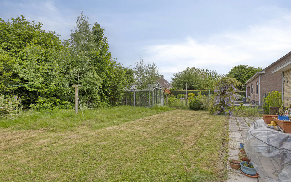 Leemans Immobiliën vous présente cette charmante maison, située dans un quartier calme mais extrêmement central à Dilbeek. Commerces, transports en commun, infrastructures sportives et grands axes routiers sont facilement accessibles : idéal pour ce