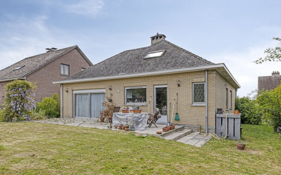 Leemans Immobiliën vous présente cette charmante maison, située dans un quartier calme mais extrêmement central à Dilbeek. Commerces, transports en commun, infrastructures sportives et grands axes routiers sont facilement accessibles : idéal pour ce