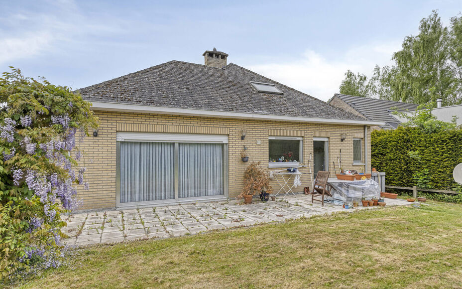 Leemans Immobiliën vous présente cette charmante maison, située dans un quartier calme mais extrêmement central à Dilbeek. Commerces, transports en commun, infrastructures sportives et grands axes routiers sont facilement accessibles : idéal pour ce