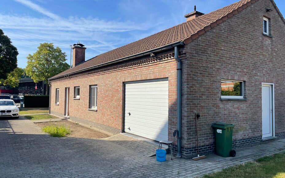 Leemans Immobiliën biedt u deze aangename bungalow aan, gelegen op een centrale en gunstige locatie. Dankzij de uitstekende ligging bevinden winkels, scholen, sportinfrastructuur, openbaar vervoer en belangrijke invalswegen zich op korte afstand.
De woni