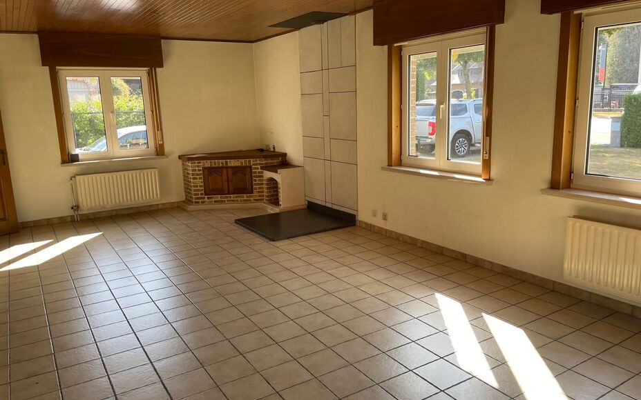 Leemans Immobiliën biedt u deze aangename bungalow aan, gelegen op een centrale en gunstige locatie. Dankzij de uitstekende ligging bevinden winkels, scholen, sportinfrastructuur, openbaar vervoer en belangrijke invalswegen zich op korte afstand.
De woni