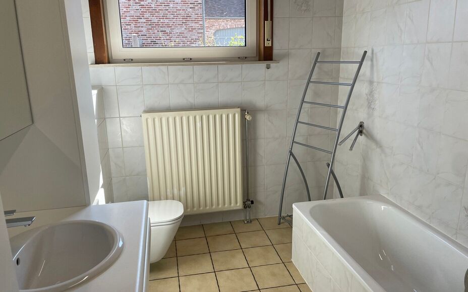 Leemans Immobiliën biedt u deze aangename bungalow aan, gelegen op een centrale en gunstige locatie. Dankzij de uitstekende ligging bevinden winkels, scholen, sportinfrastructuur, openbaar vervoer en belangrijke invalswegen zich op korte afstand.
De woni