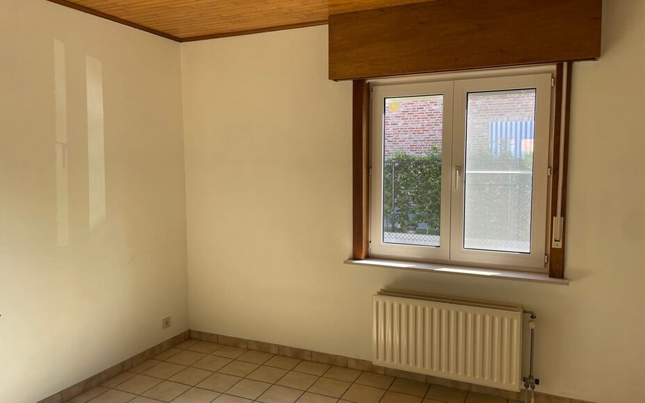 Leemans Immobiliën biedt u deze aangename bungalow aan, gelegen op een centrale en gunstige locatie. Dankzij de uitstekende ligging bevinden winkels, scholen, sportinfrastructuur, openbaar vervoer en belangrijke invalswegen zich op korte afstand.
De woni