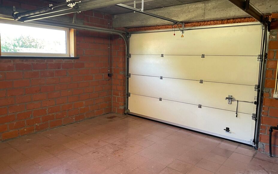 Leemans Immobiliën biedt u deze aangename bungalow aan, gelegen op een centrale en gunstige locatie. Dankzij de uitstekende ligging bevinden winkels, scholen, sportinfrastructuur, openbaar vervoer en belangrijke invalswegen zich op korte afstand.
De woni