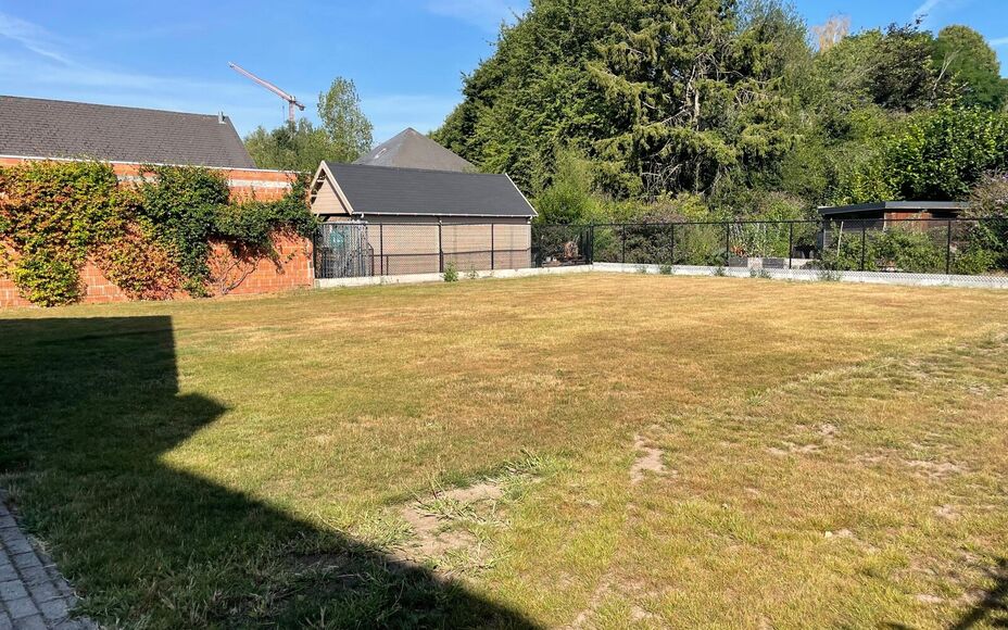 Leemans Immobiliën biedt u deze aangename bungalow aan, gelegen op een centrale en gunstige locatie. Dankzij de uitstekende ligging bevinden winkels, scholen, sportinfrastructuur, openbaar vervoer en belangrijke invalswegen zich op korte afstand.
De woni