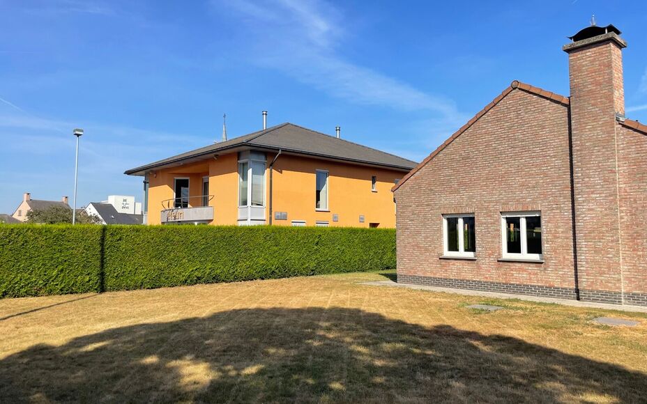 Leemans Immobiliën biedt u deze aangename bungalow aan, gelegen op een centrale en gunstige locatie. Dankzij de uitstekende ligging bevinden winkels, scholen, sportinfrastructuur, openbaar vervoer en belangrijke invalswegen zich op korte afstand.
De woni