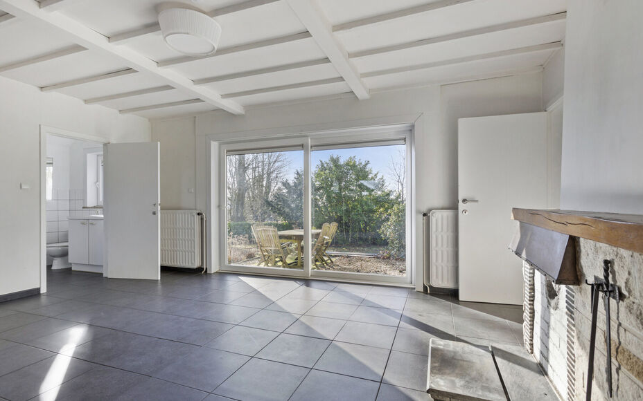 Leemans Immobiliën biedt u deze gezellige bungalow aan, gelegen op een van de mooiste en meest landelijke locaties van Asse. Hier geniet u van adembenemende vergezichten, terwijl u toch vlak bij alle faciliteiten bent: winkels, scholen, sportinfrastructu