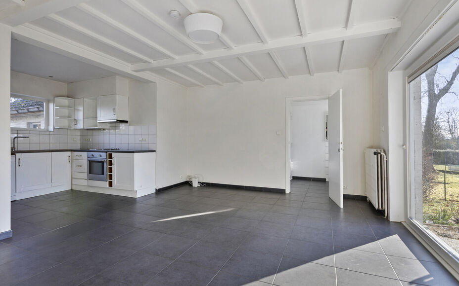 Leemans Immobiliën biedt u deze gezellige bungalow aan, gelegen op een van de mooiste en meest landelijke locaties van Asse. Hier geniet u van adembenemende vergezichten, terwijl u toch vlak bij alle faciliteiten bent: winkels, scholen, sportinfrastructu