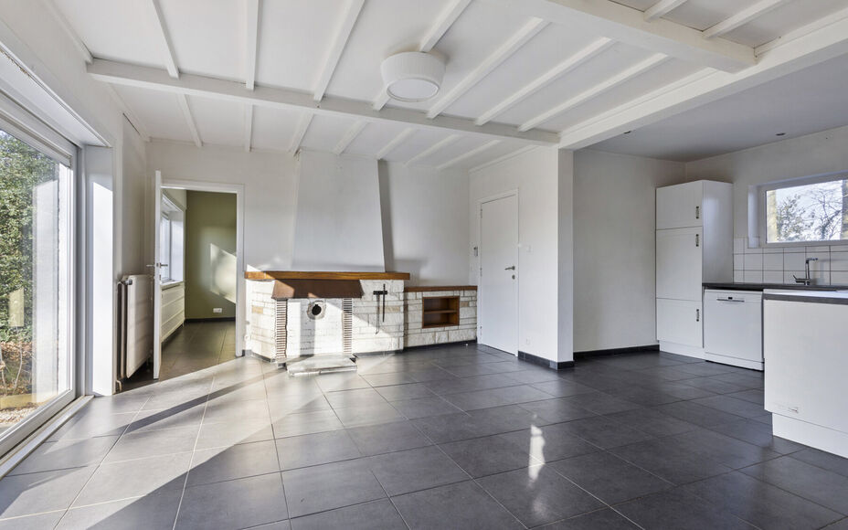 Leemans Immobiliën biedt u deze gezellige bungalow aan, gelegen op een van de mooiste en meest landelijke locaties van Asse. Hier geniet u van adembenemende vergezichten, terwijl u toch vlak bij alle faciliteiten bent: winkels, scholen, sportinfrastructu