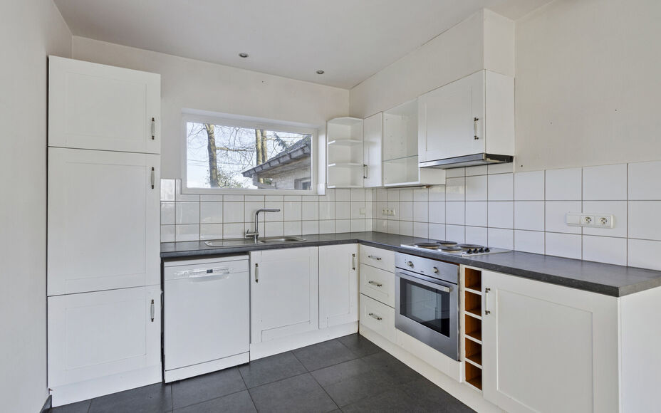 Leemans Immobiliën biedt u deze gezellige bungalow aan, gelegen op een van de mooiste en meest landelijke locaties van Asse. Hier geniet u van adembenemende vergezichten, terwijl u toch vlak bij alle faciliteiten bent: winkels, scholen, sportinfrastructu