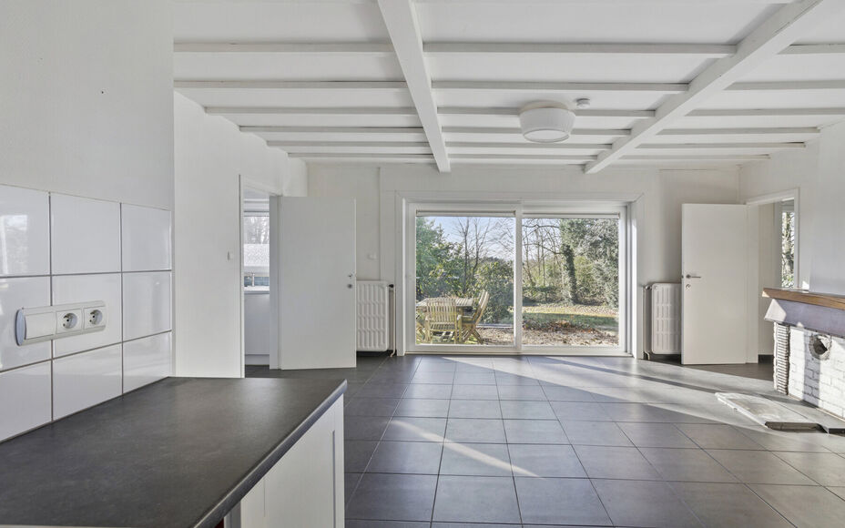 Leemans Immobiliën biedt u deze gezellige bungalow aan, gelegen op een van de mooiste en meest landelijke locaties van Asse. Hier geniet u van adembenemende vergezichten, terwijl u toch vlak bij alle faciliteiten bent: winkels, scholen, sportinfrastructu