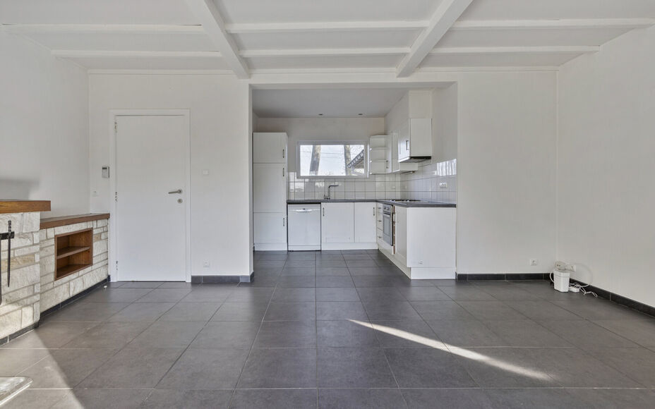 Leemans Immobiliën biedt u deze gezellige bungalow aan, gelegen op een van de mooiste en meest landelijke locaties van Asse. Hier geniet u van adembenemende vergezichten, terwijl u toch vlak bij alle faciliteiten bent: winkels, scholen, sportinfrastructu