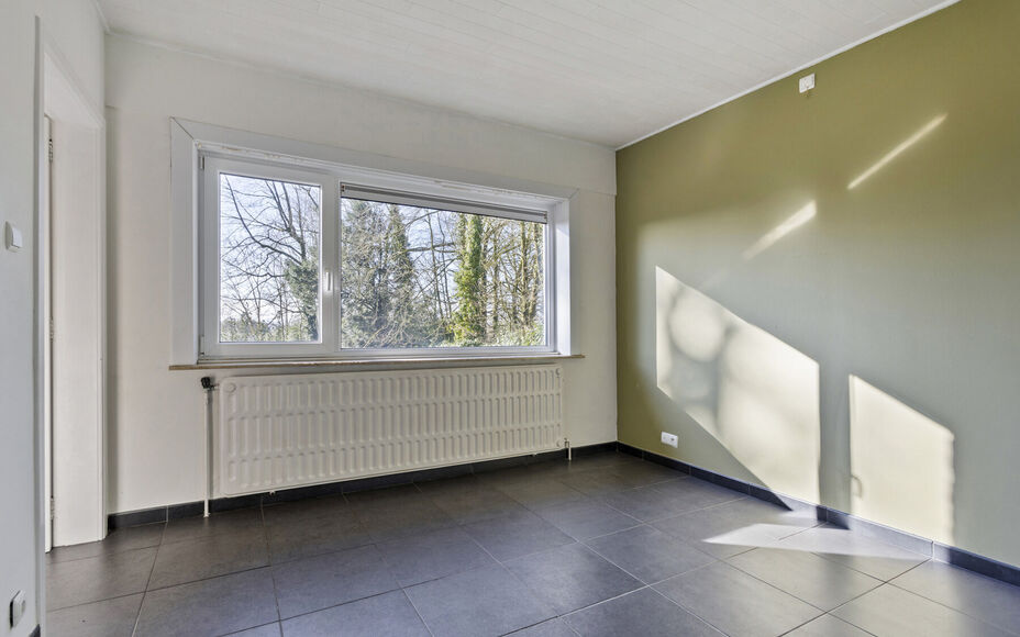 Leemans Immobiliën biedt u deze gezellige bungalow aan, gelegen op een van de mooiste en meest landelijke locaties van Asse. Hier geniet u van adembenemende vergezichten, terwijl u toch vlak bij alle faciliteiten bent: winkels, scholen, sportinfrastructu