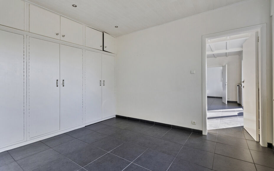 Leemans Immobiliën biedt u deze gezellige bungalow aan, gelegen op een van de mooiste en meest landelijke locaties van Asse. Hier geniet u van adembenemende vergezichten, terwijl u toch vlak bij alle faciliteiten bent: winkels, scholen, sportinfrastructu