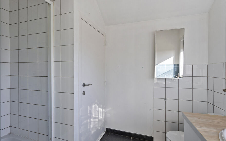 Leemans Immobiliën biedt u deze gezellige bungalow aan, gelegen op een van de mooiste en meest landelijke locaties van Asse. Hier geniet u van adembenemende vergezichten, terwijl u toch vlak bij alle faciliteiten bent: winkels, scholen, sportinfrastructu