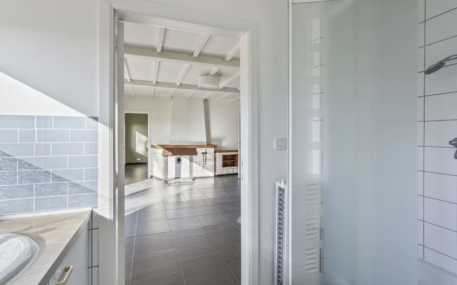 Leemans Immobiliën biedt u deze gezellige bungalow aan, gelegen op een van de mooiste en meest landelijke locaties van Asse. Hier geniet u van adembenemende vergezichten, terwijl u toch vlak bij alle faciliteiten bent: winkels, scholen, sportinfrastructu