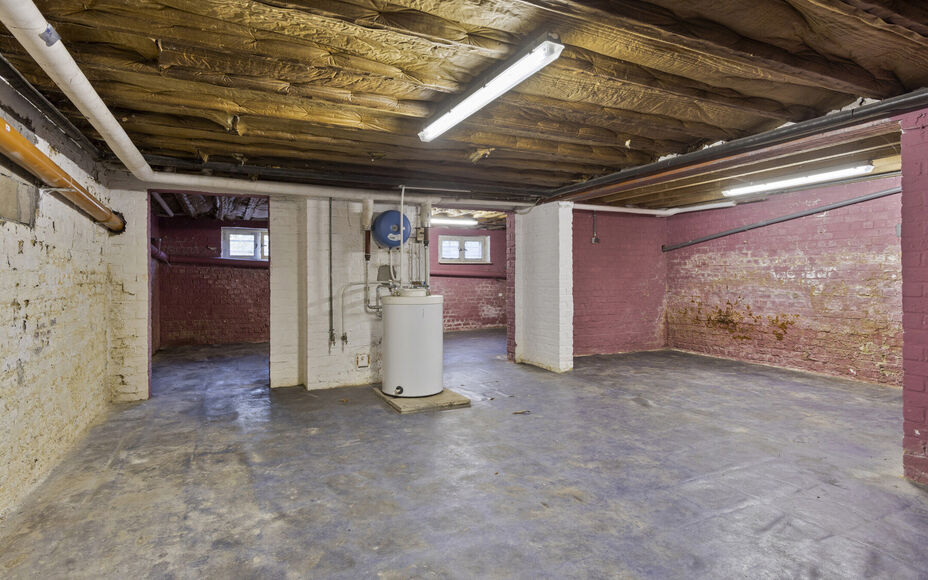 Leemans Immobiliën biedt u deze gezellige bungalow aan, gelegen op een van de mooiste en meest landelijke locaties van Asse. Hier geniet u van adembenemende vergezichten, terwijl u toch vlak bij alle faciliteiten bent: winkels, scholen, sportinfrastructu
