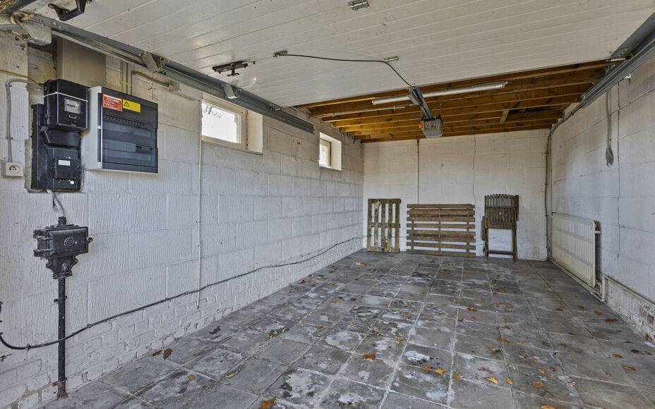 Leemans Immobiliën biedt u deze gezellige bungalow aan, gelegen op een van de mooiste en meest landelijke locaties van Asse. Hier geniet u van adembenemende vergezichten, terwijl u toch vlak bij alle faciliteiten bent: winkels, scholen, sportinfrastructu