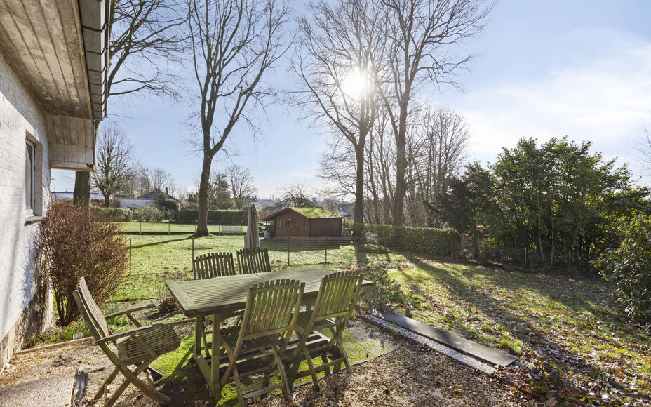 Leemans Immobiliën biedt u deze gezellige bungalow aan, gelegen op een van de mooiste en meest landelijke locaties van Asse. Hier geniet u van adembenemende vergezichten, terwijl u toch vlak bij alle faciliteiten bent: winkels, scholen, sportinfrastructu
