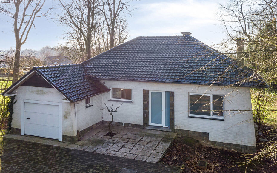 Leemans Immobiliën biedt u deze gezellige bungalow aan, gelegen op een van de mooiste en meest landelijke locaties van Asse. Hier geniet u van adembenemende vergezichten, terwijl u toch vlak bij alle faciliteiten bent: winkels, scholen, sportinfrastructu