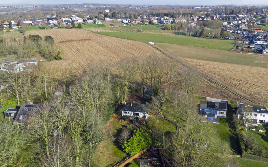 Leemans Immobiliën biedt u deze gezellige bungalow aan, gelegen op een van de mooiste en meest landelijke locaties van Asse. Hier geniet u van adembenemende vergezichten, terwijl u toch vlak bij alle faciliteiten bent: winkels, scholen, sportinfrastructu