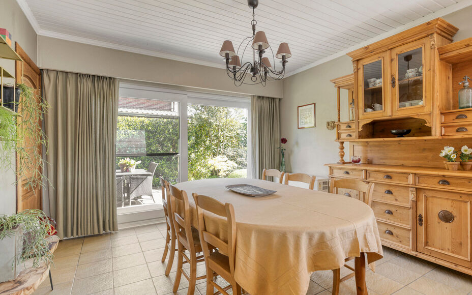 Leemans Immobiliën presenteert u deze charmante, instapklare bungalow, ideaal gelegen in het gegeerde Asse. Dankzij de uitstekende ligging bevinden belangrijke invalswegen, scholen, sportfaciliteiten, openbaar vervoer en tal van fiets- en wandelroutes zi