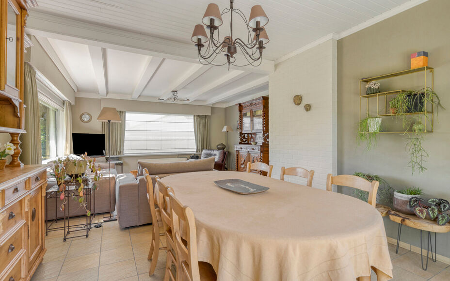 Leemans Immobiliën presenteert u deze charmante, instapklare bungalow, ideaal gelegen in het gegeerde Asse. Dankzij de uitstekende ligging bevinden belangrijke invalswegen, scholen, sportfaciliteiten, openbaar vervoer en tal van fiets- en wandelroutes zi