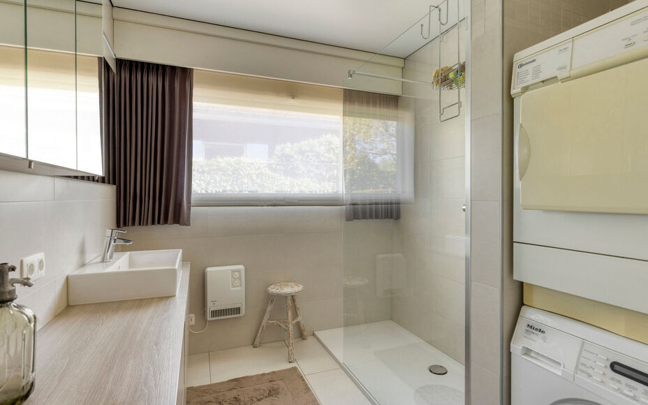 Leemans Immobiliën presenteert u deze charmante, instapklare bungalow, ideaal gelegen in het gegeerde Asse. Dankzij de uitstekende ligging bevinden belangrijke invalswegen, scholen, sportfaciliteiten, openbaar vervoer en tal van fiets- en wandelroutes zi
