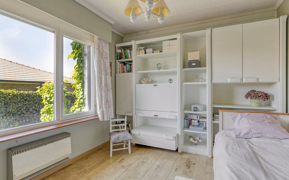 Leemans Immobiliën presenteert u deze charmante, instapklare bungalow, ideaal gelegen in het gegeerde Asse. Dankzij de uitstekende ligging bevinden belangrijke invalswegen, scholen, sportfaciliteiten, openbaar vervoer en tal van fiets- en wandelroutes zi