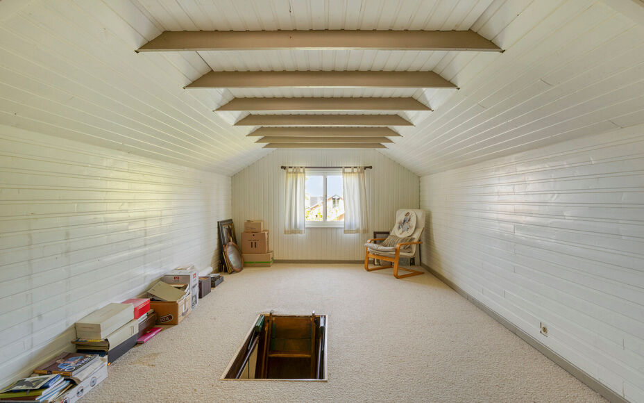 Leemans Immobiliën presenteert u deze charmante, instapklare bungalow, ideaal gelegen in het gegeerde Asse. Dankzij de uitstekende ligging bevinden belangrijke invalswegen, scholen, sportfaciliteiten, openbaar vervoer en tal van fiets- en wandelroutes zi