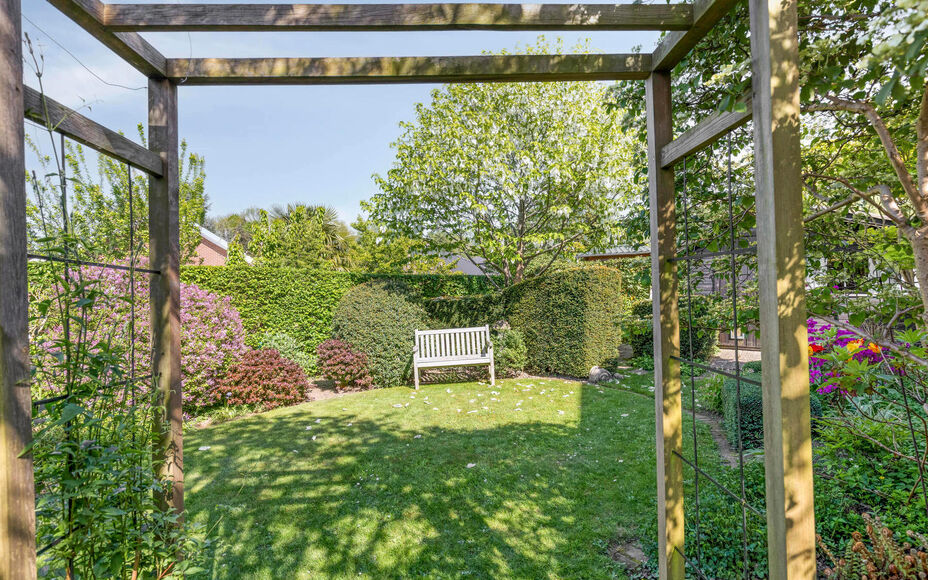 Leemans Immobiliën presenteert u deze charmante, instapklare bungalow, ideaal gelegen in het gegeerde Asse. Dankzij de uitstekende ligging bevinden belangrijke invalswegen, scholen, sportfaciliteiten, openbaar vervoer en tal van fiets- en wandelroutes zi