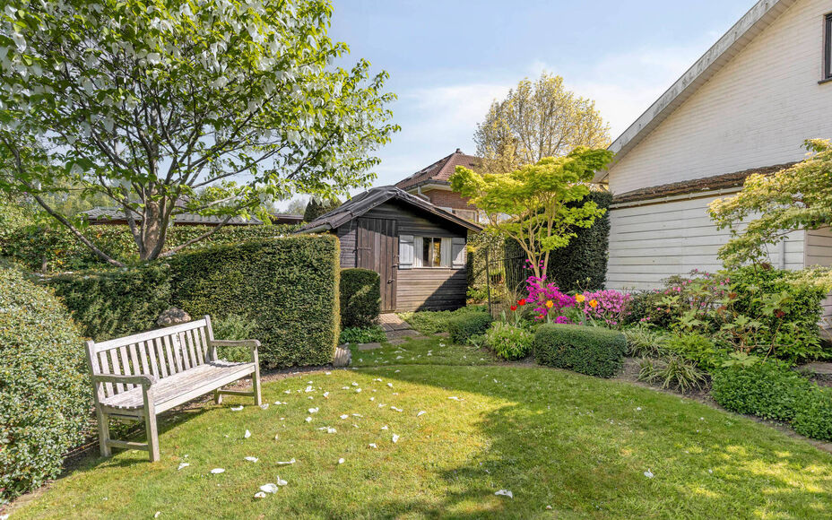 Leemans Immobiliën presenteert u deze charmante, instapklare bungalow, ideaal gelegen in het gegeerde Asse. Dankzij de uitstekende ligging bevinden belangrijke invalswegen, scholen, sportfaciliteiten, openbaar vervoer en tal van fiets- en wandelroutes zi