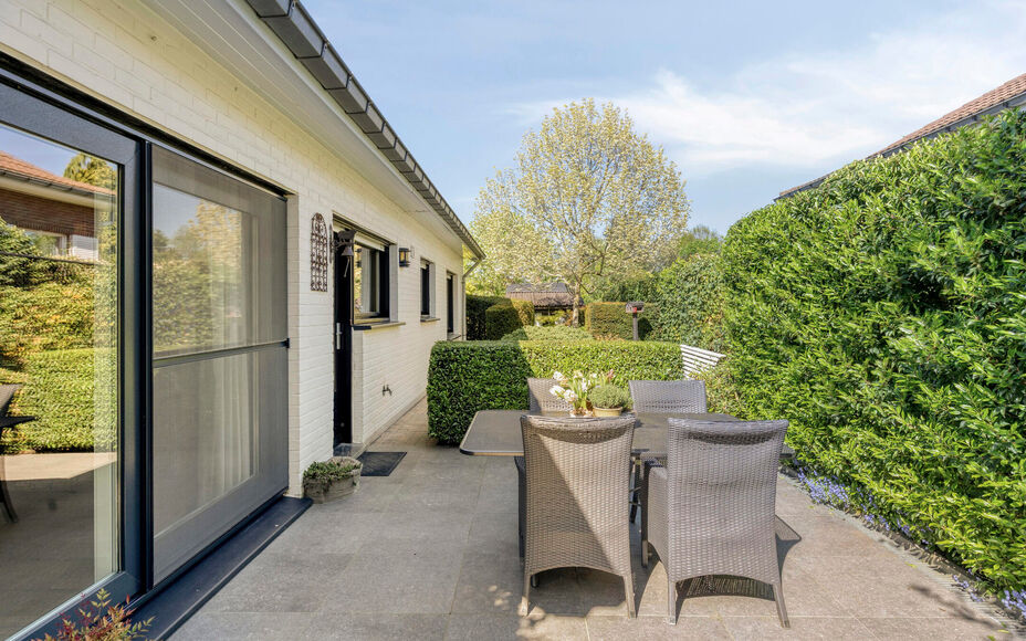Leemans Immobiliën presenteert u deze charmante, instapklare bungalow, ideaal gelegen in het gegeerde Asse. Dankzij de uitstekende ligging bevinden belangrijke invalswegen, scholen, sportfaciliteiten, openbaar vervoer en tal van fiets- en wandelroutes zi