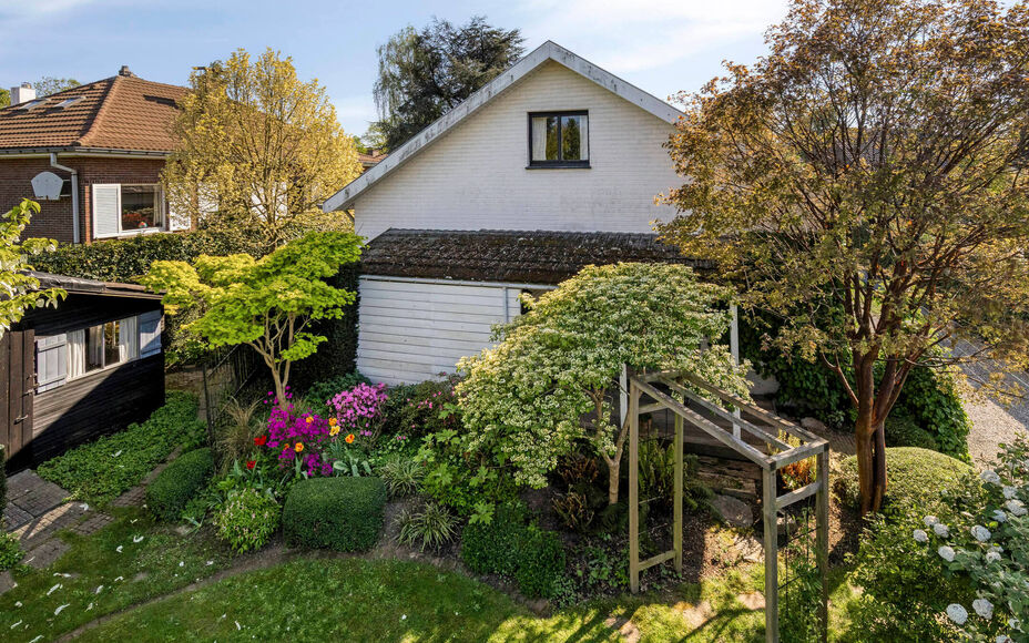 Leemans Immobiliën presenteert u deze charmante, instapklare bungalow, ideaal gelegen in het gegeerde Asse. Dankzij de uitstekende ligging bevinden belangrijke invalswegen, scholen, sportfaciliteiten, openbaar vervoer en tal van fiets- en wandelroutes zi