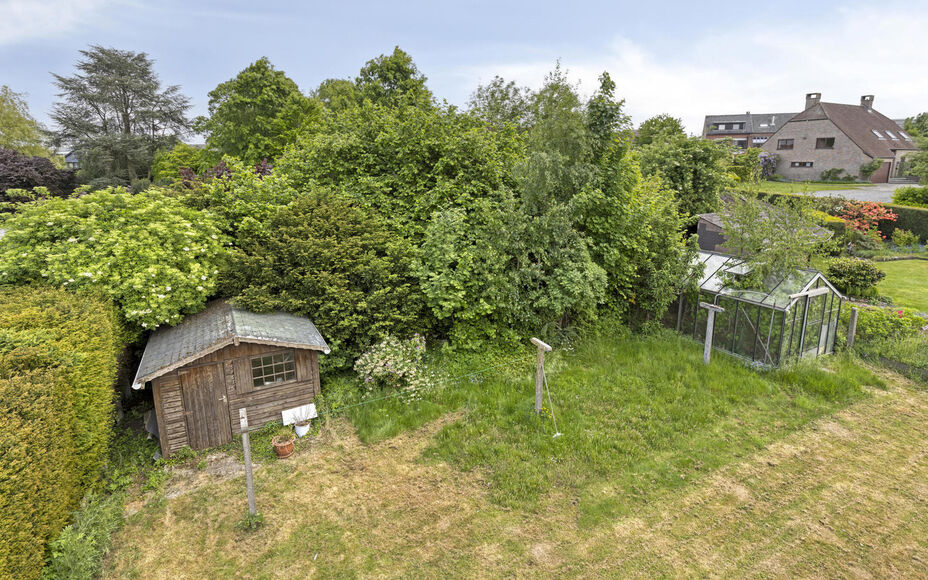 Leemans Immobiliën stelt u  deze charmante woning voor, gelegen in een rustige en toch uiterst centrale buurt in Dilbeek. Winkels, openbaar vervoer, sportinfrastructuur en belangrijke invalswegen bevinden zich allemaal op korte afstand — ideaal voor wi