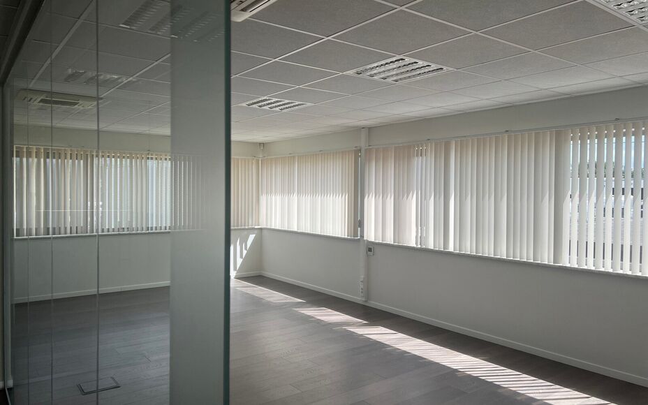 LEEMANS IMMOBILIËN a le plaisir de vous présenter cet espace de bureaux multifonctionnel, situé dans la zone industrielle de Merchtem. Grâce à son excellente localisation, cet espace est particulièrement facile d'accès, ce qui constitue un avantage
