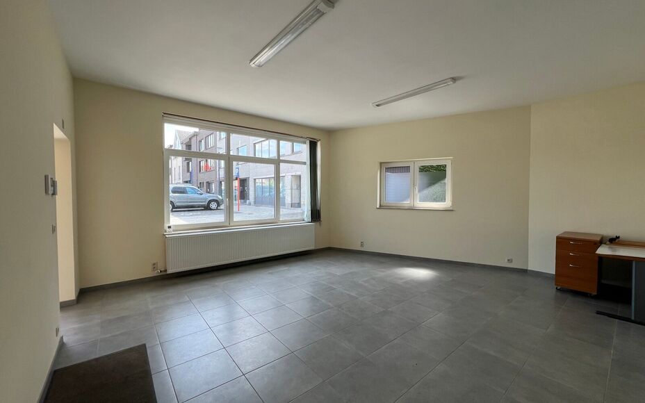 LEEMANS IMMOBILIEN a le plaisir de vous présenter cet immeuble commercial multifonctionnel situé dans la commune d'Asse. Grâce à son excellente localisation, cet espace commercial est très facilement accessible. Le parking devant l'immeuble est égal