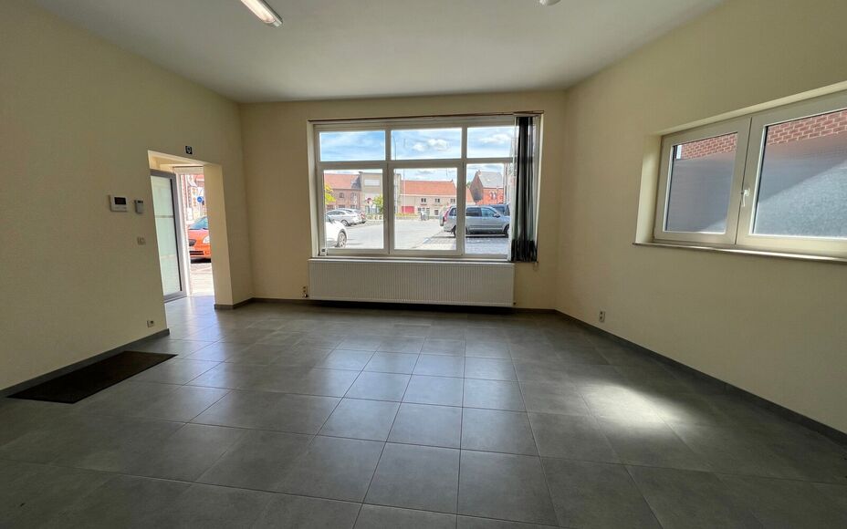 LEEMANS IMMOBILIEN a le plaisir de vous présenter cet immeuble commercial multifonctionnel situé dans la commune d'Asse. Grâce à son excellente localisation, cet espace commercial est très facilement accessible. Le parking devant l'immeuble est égal
