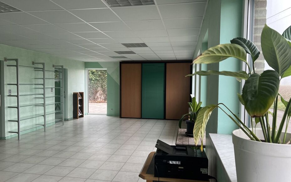 LEEMANS IMMOBILIËN vous propose l'espace professionnel suivant situé dans la commune d'Opwijk. 

L'immeuble était utilisé comme bureau (profession indépendante) mais peut aussi parfaitement servir par exemple de cabinet / activité indépendante à c