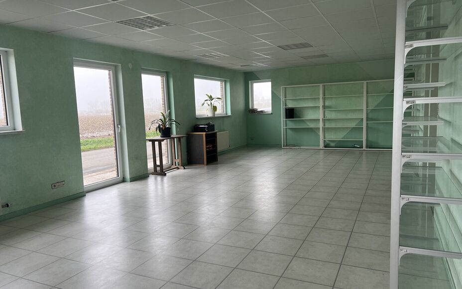 LEEMANS IMMOBILIËN vous propose l'espace professionnel suivant situé dans la commune d'Opwijk. 

L'immeuble était utilisé comme bureau (profession indépendante) mais peut aussi parfaitement servir par exemple de cabinet / activité indépendante à c