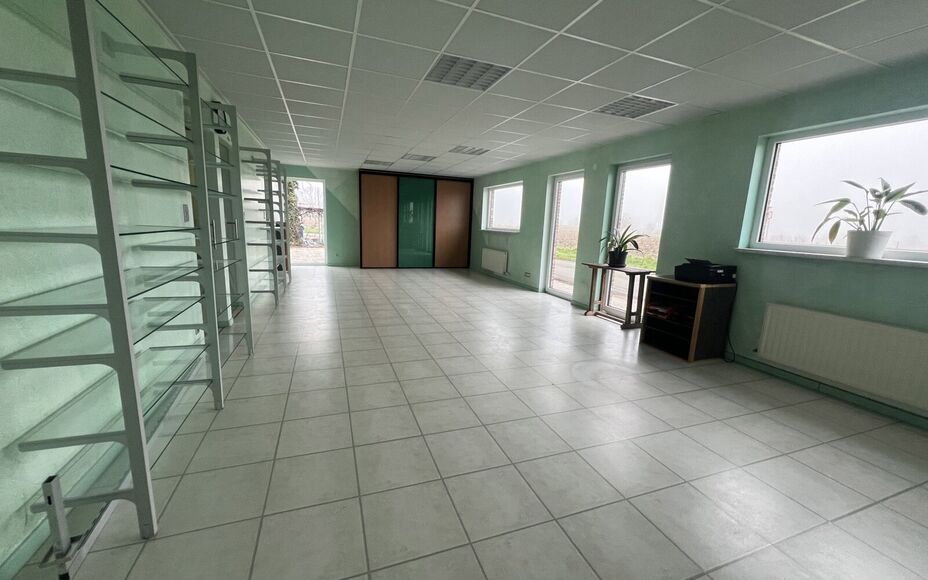 LEEMANS IMMOBILIËN vous propose l'espace professionnel suivant situé dans la commune d'Opwijk. 

L'immeuble était utilisé comme bureau (profession indépendante) mais peut aussi parfaitement servir par exemple de cabinet / activité indépendante à c